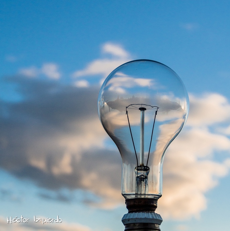 "Cloud bulb" de Héctor Izquierdo (CC BY-NC-SA 2.0)